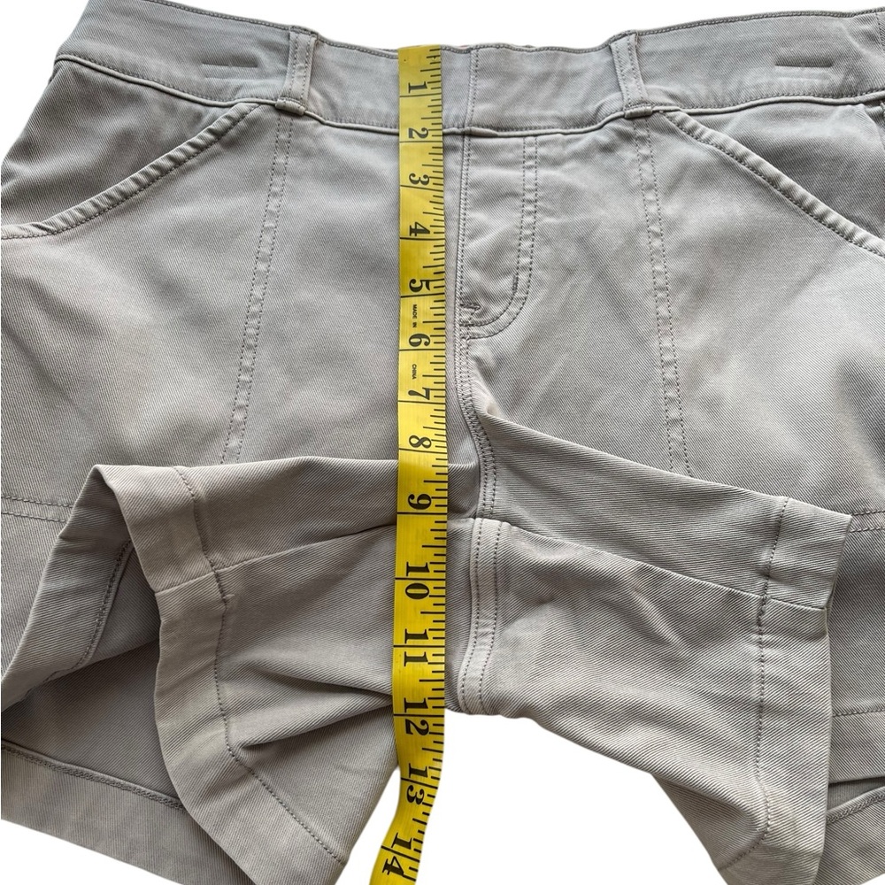 SPANX Gray Cargo Shorts Stretchy Casual Size M - Picture 8 of 10